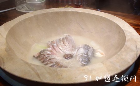 石器食代蒸汽石锅鱼加盟费用怎么样？铸造餐饮加盟行业典范