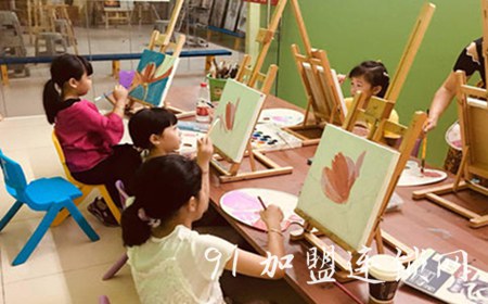俏皮画儿童美术机构加盟费用怎么样？总部用实力提升孩子的欣赏能力和素质的提高